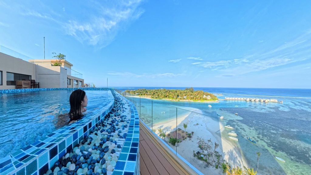 Hotel y piscina en Guraidhoo