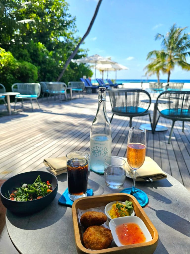 Bares y restaurantes del Outrigger Maldivas 