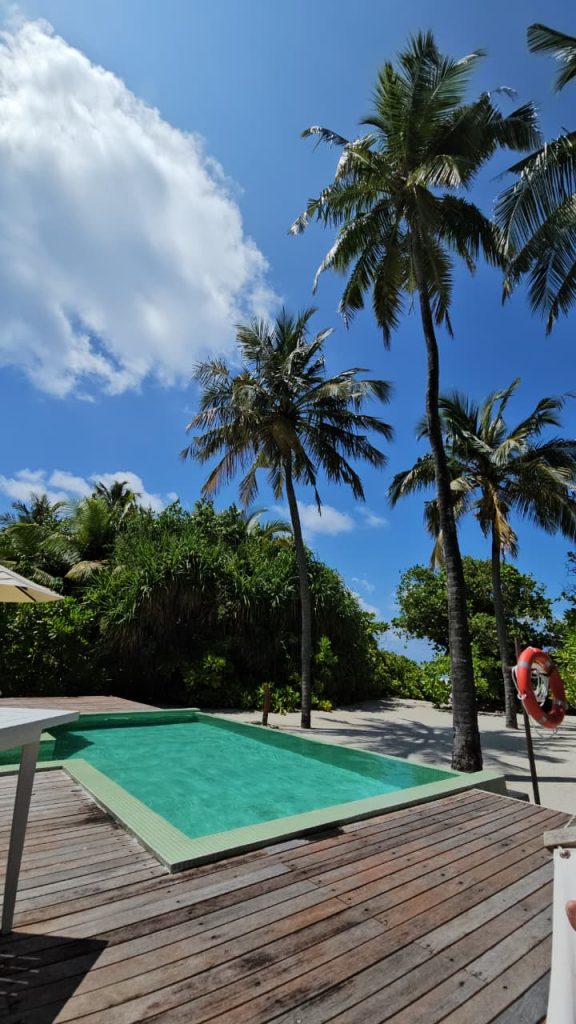 Piscina privada en la villa de playa en el Noku Maldives