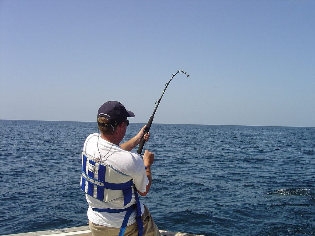 Pesca de altura en Maldivas - hombre pescando